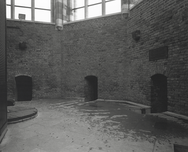 360048 Interieur van de Domtoren (Domplein) te Utrecht: achtkant, met rechts de gedenkplaat voor de restauratie van het ...